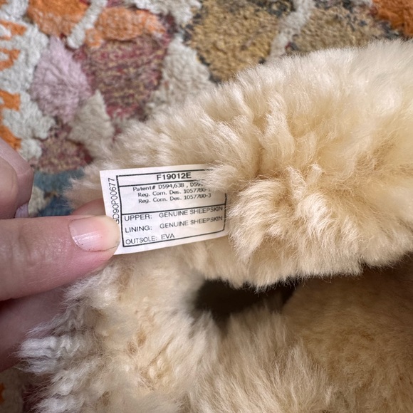 UGG Bailey Button - Picture 8 of 8